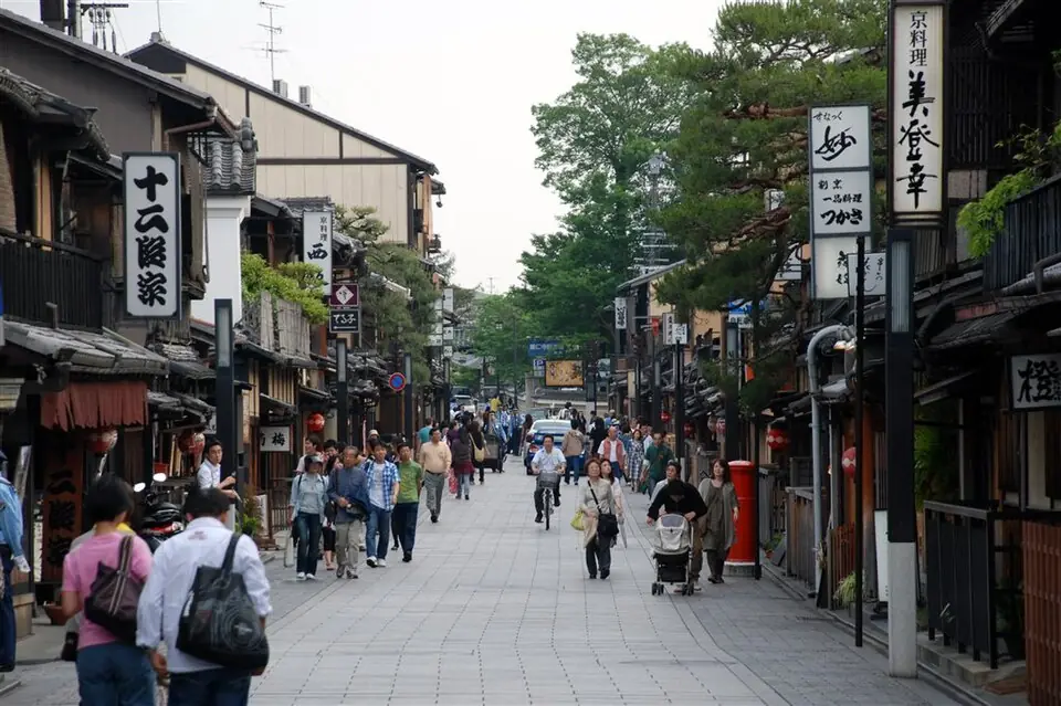 ถนนฮานามิโคจิ กิอง เกียวโต ภาพจากผู้ถ่ายบน Wikimedia Commons