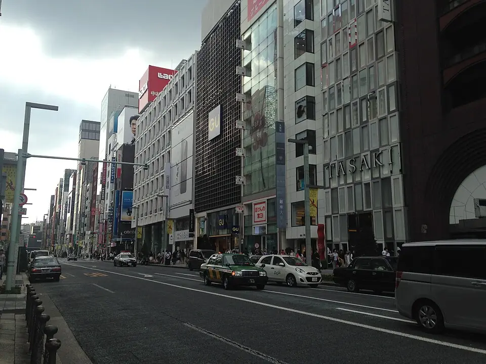 ถนนชูโอริ (Chuo-dori) มองจากสี่แยกกินซ่า 4-โจเมะ ภาพจากผู้ถ่ายบน Wikimedia Commons