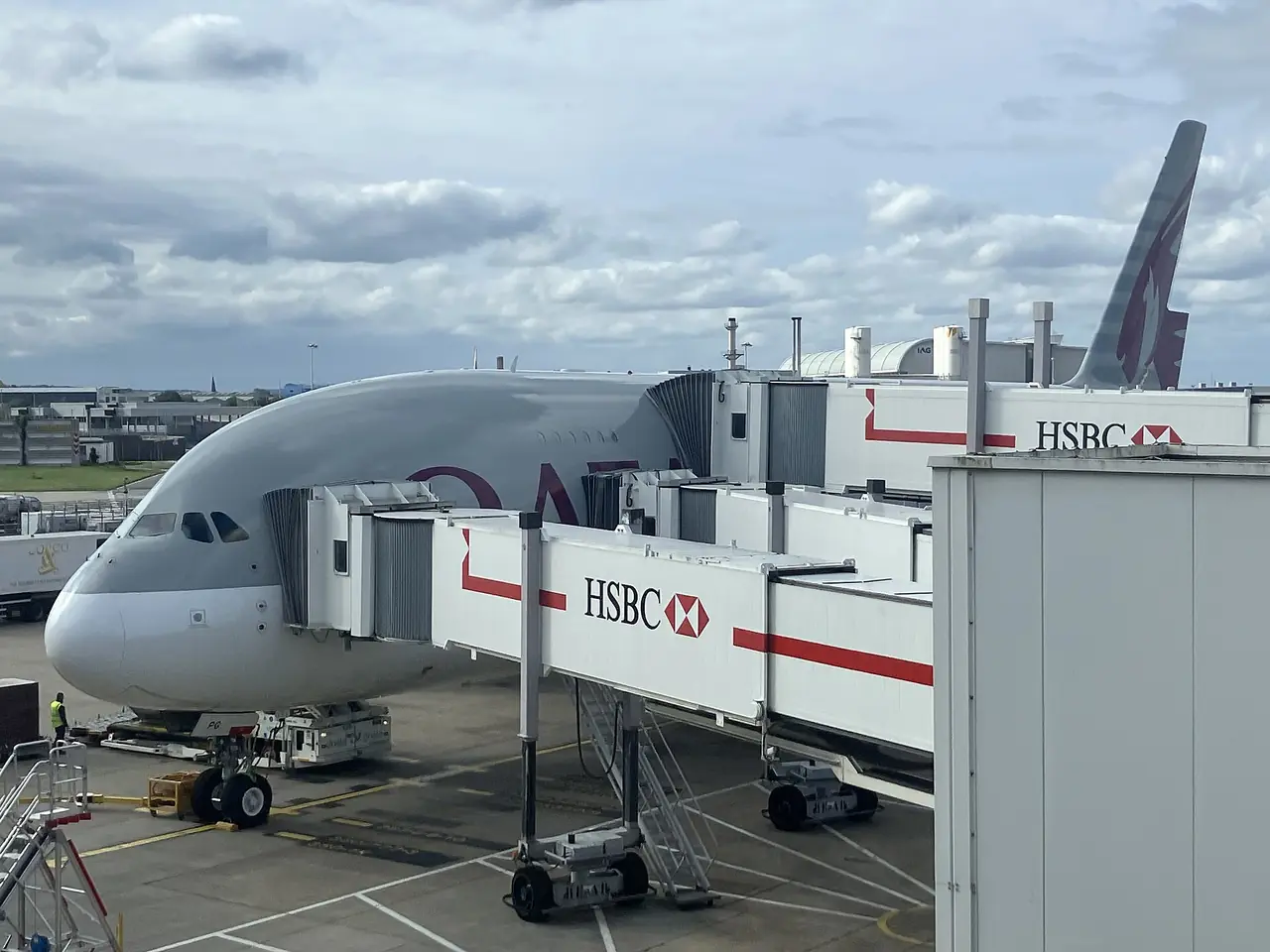 เครื่องบิน Qatar Airways แอร์บัส A380 จอดที่สะพานเทียบเครื่องที่ท่าอากาศยานฮีทโธรว์ ภาพจาก Wikimedia Commons ผู้ถ่าย DaHuzyBru สัญญา CC BY-SA 4.0 ไม่ใช่ภาพที่โดฮา