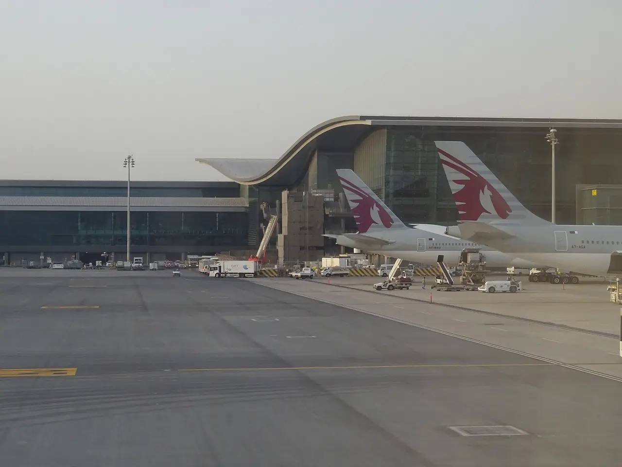 ลานจอดเครื่องและเครื่องบิน Qatar Airways ที่ฮามัด ภาพจาก Wikimedia Commons ผู้ถ่าย Chris Hoare สัญญา CC BY 2.0 ถ่ายเดือนพฤษภาคม 2557 ภาพเก่า