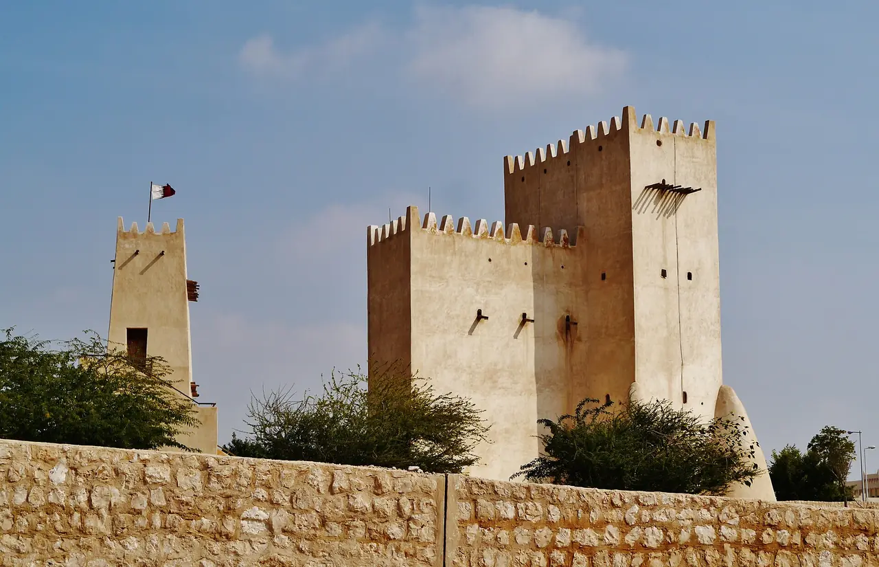 หอสังเกตการณ์ Barzan Towers ที่ Umm Salal Mohammed บนฟ้าสีฟ้า ภาพจาก Wikimedia Commons ผู้ถ่าย Zairon สัญญา CC0