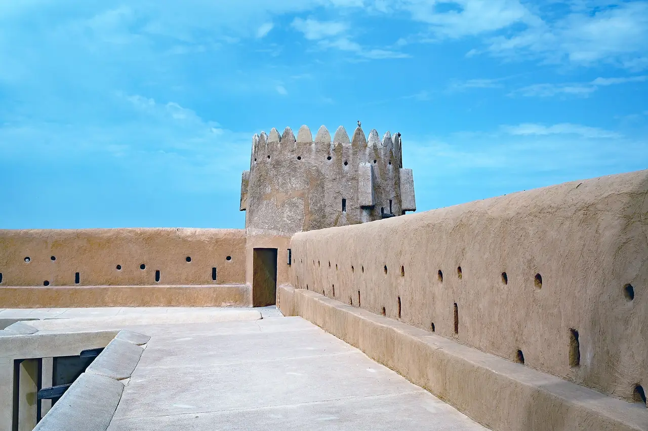 กำแพงและหอด้านในป้อม Al Zubarah ภาพจาก Wikimedia Commons ผู้ถ่าย P. Hughes สัญญา CC BY 4.0