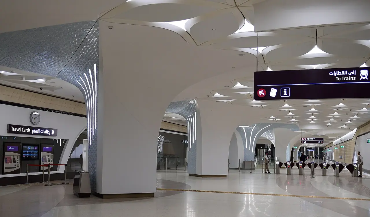 ห้องโถงสถานีโดฮาเมโทรที่มีเครื่องกั้นและจอแสดงข้อมูล ภาพจาก Wikimedia Commons ผู้ถ่าย Tim Adams สัญญา CC BY 3.0 ถ่ายเดือนธันวาคม 2562