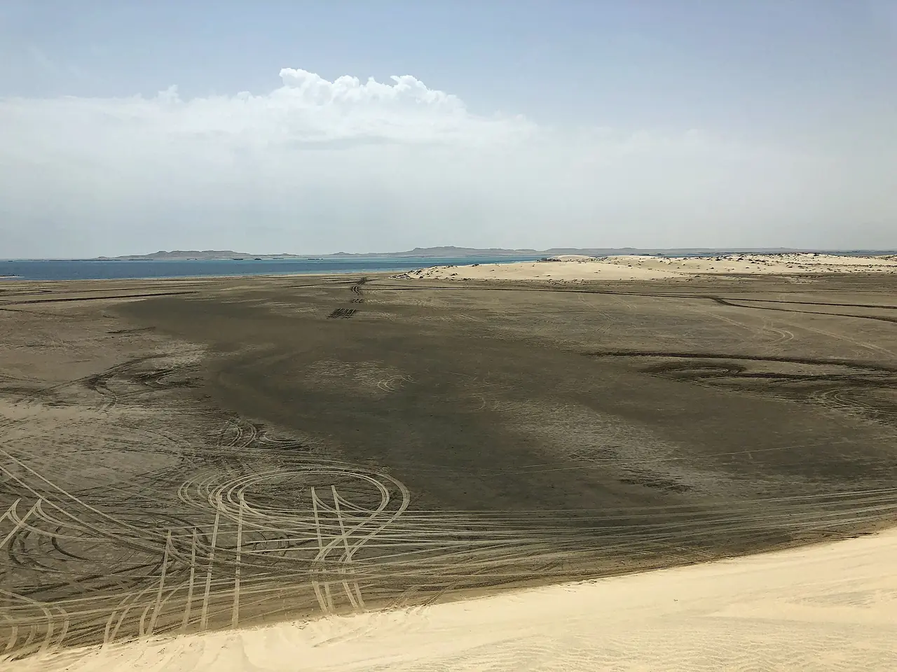 เนินทรายและน้ำที่ Khor Al Adaid มองไกลไปทางทะเล ภาพจาก Wikimedia Commons ผู้ถ่าย FLASHPACKER TRAVELGUIDE สัญญา CC BY-SA 2.0
