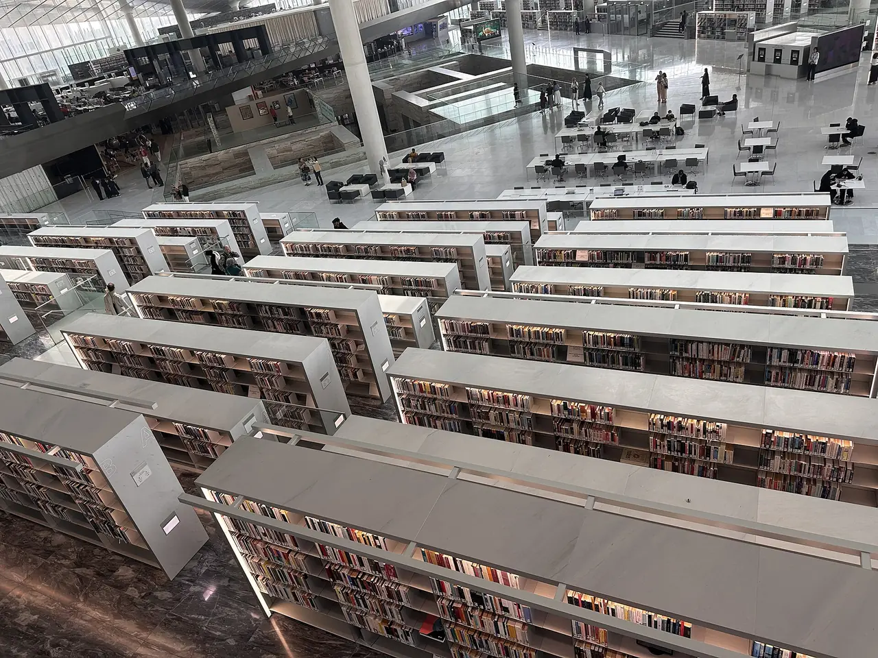 ห้องสมุดแห่งชาติกาตาร์ภายในที่เห็นชั้นหนังสือเรียงยาว ภาพจาก Wikimedia Commons ผู้ถ่าย En Merker สัญญา CC0