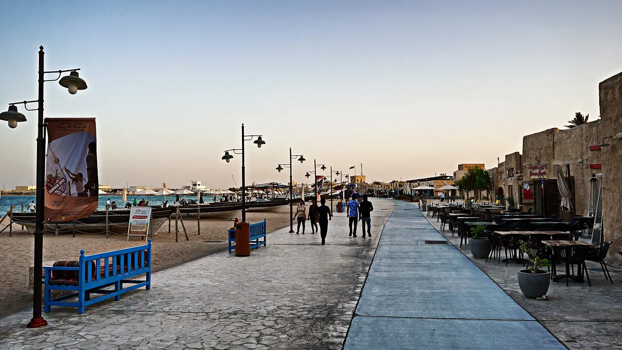ทางเดินริมหาดและร้านที่ Souq Al Wakrah ภาพจาก Wikimedia Commons ผู้ถ่าย Bojan Mustur สัญญา CC0