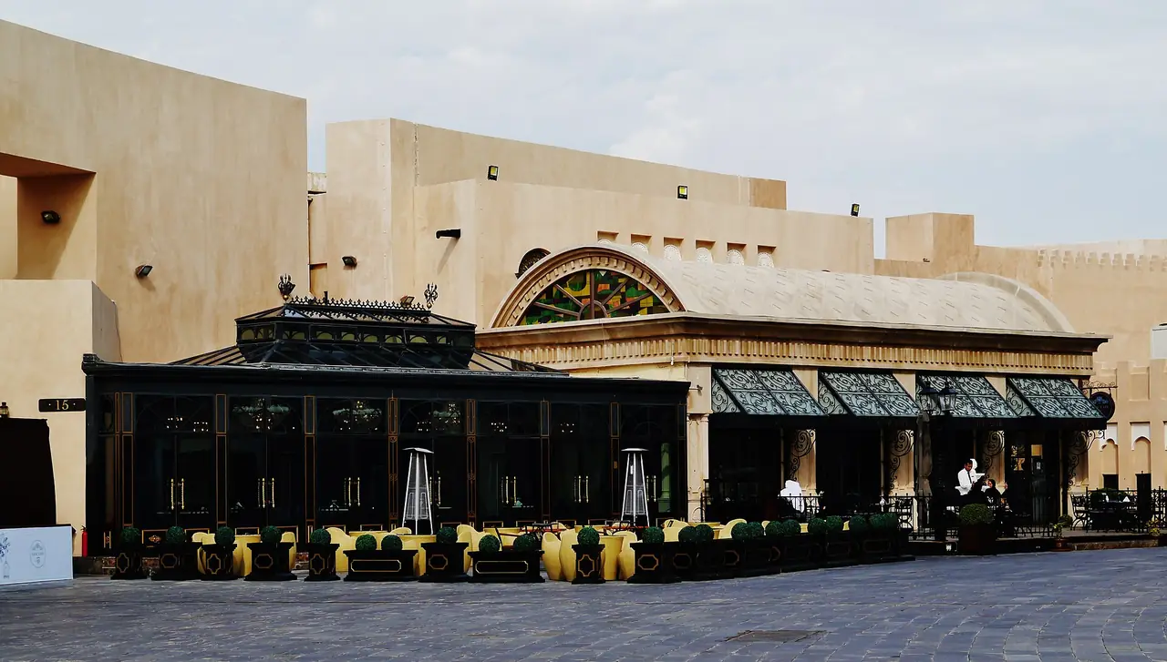 ด้านหน้าอาคารร้านอาหารและพื้นที่กิจกรรมใกล้อัฒจันทร์กาตารา ภาพจาก Wikimedia Commons ผู้ถ่าย Zairon สัญญา CC BY 4.0