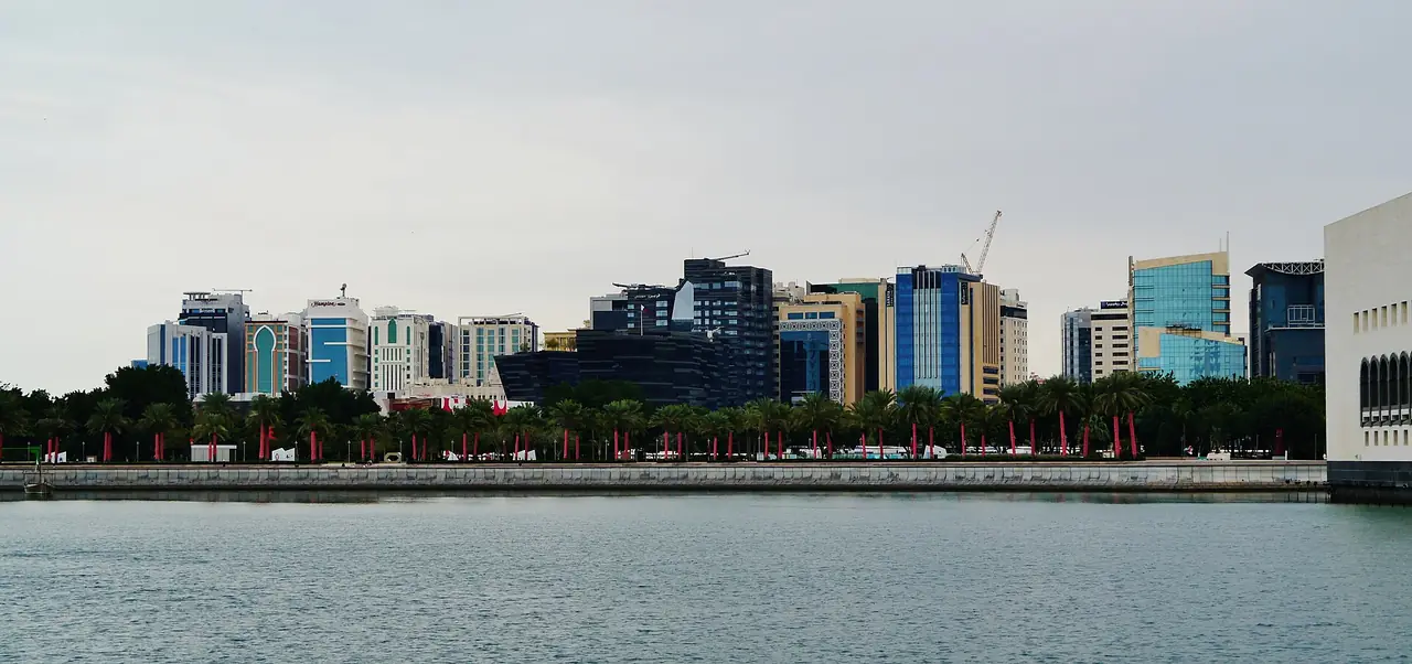 ทิวทัศน์เมืองและน้ำที่มองจากสวน MIA Park ไปทางคอร์นิช ภาพจาก Wikimedia Commons ผู้ถ่าย Zairon สัญญา CC BY 4.0
