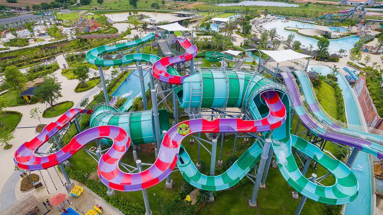 สไลเดอร์ Aquaconda ในสวนน้ำรามายณะ (ภาพจากสวนน้ำรามายณะ, CC BY-SA 3.0)