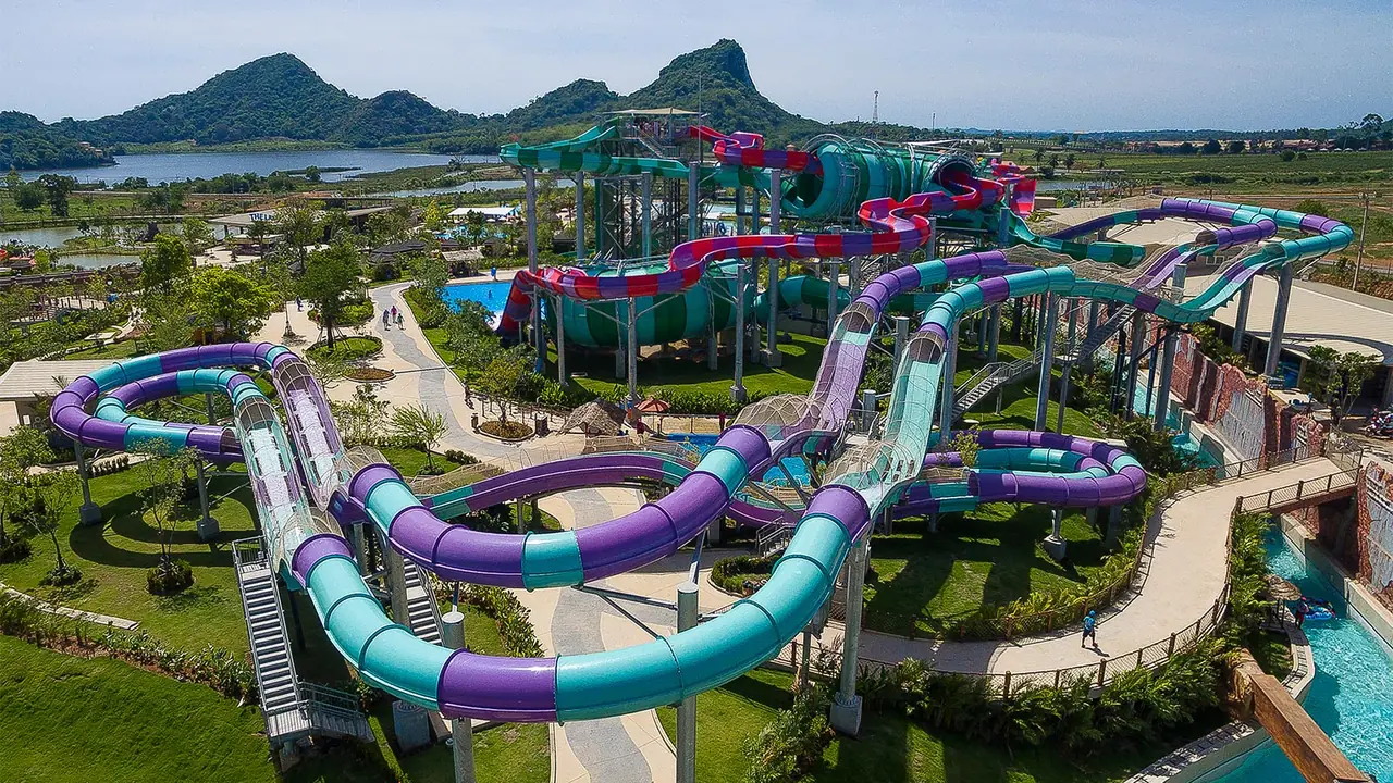 สไลเดอร์ Aquacoaster ของสวนน้ำรามายณะ (ภาพจากสวนน้ำรามายณะ, CC BY-SA 3.0)