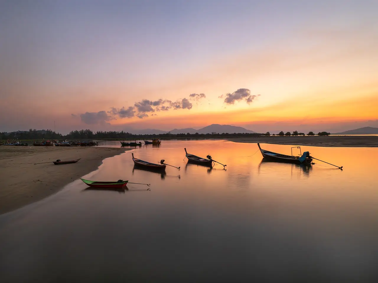 เรือประมงจอดนิ่งที่หาดบางเบนในอุทยานแห่งชาติแหลมสนยามเช้า