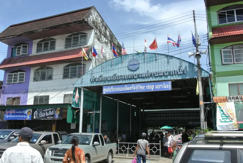 อาคารบริการเบ็ดเสร็จของด่านตรวจคนเข้าเมืองที่ท่าเรือระนองสำหรับข้ามไปเมียนมา