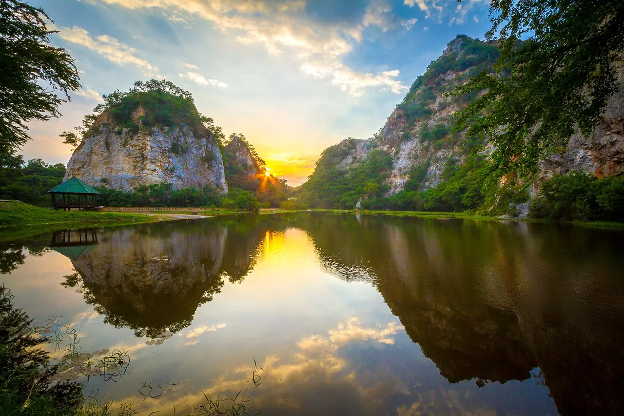 ทะเลสาบและเขาหินปูนยามอาทิตย์ขึ้นที่อุทยานหินเขางู ใกล้ตัวเมืองราชบุรี