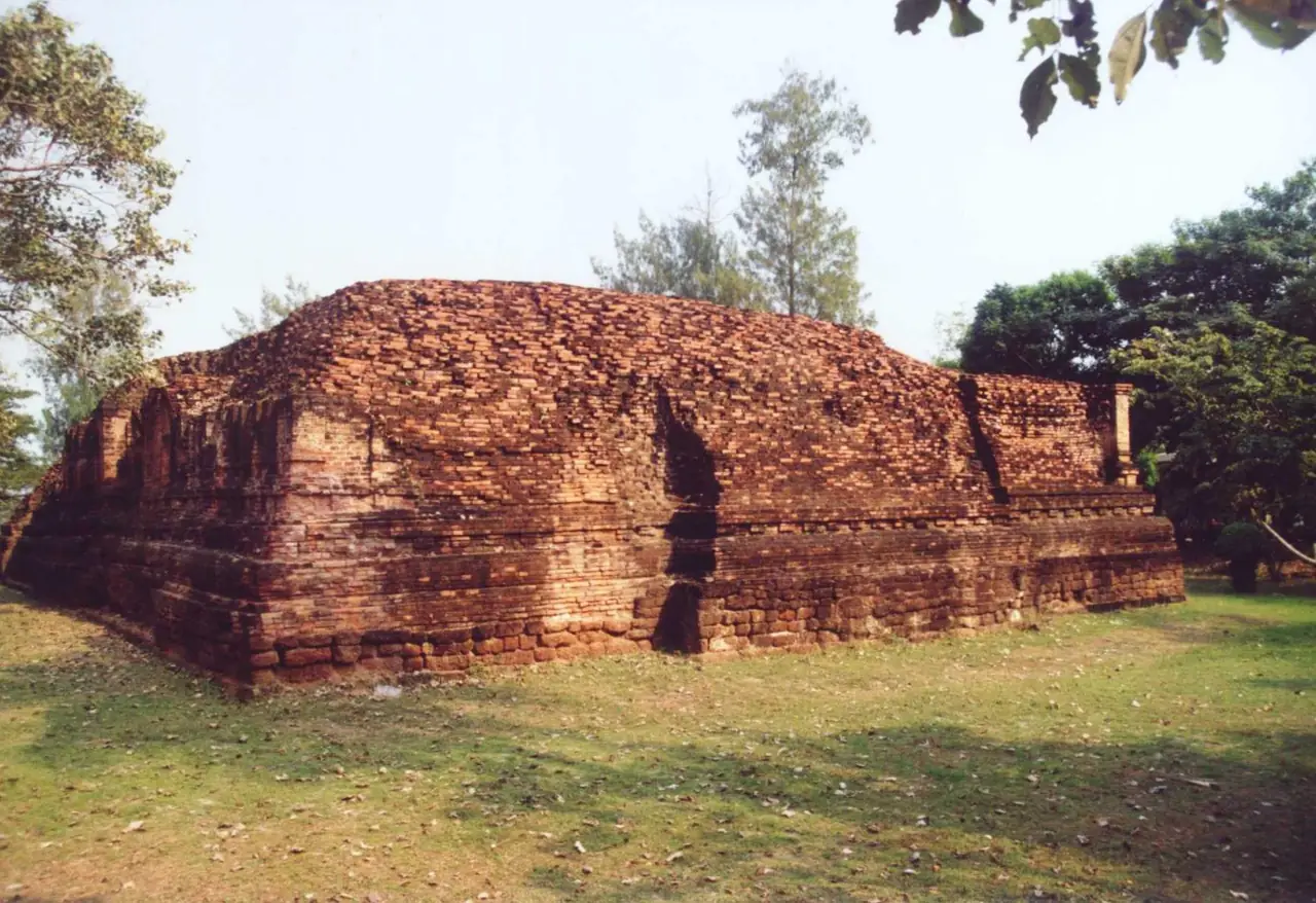 ฐานอิฐของเมืองโบราณคูบัว ใกล้ตัวเมืองราชบุรี