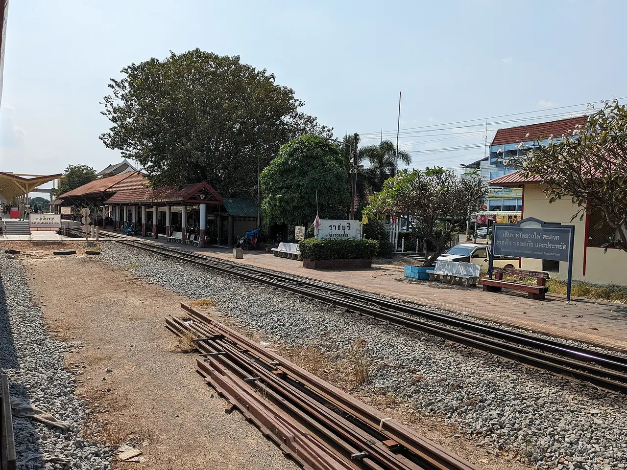 สถานีรถไฟราชบุรี ชานชาลาและป้ายสถานี