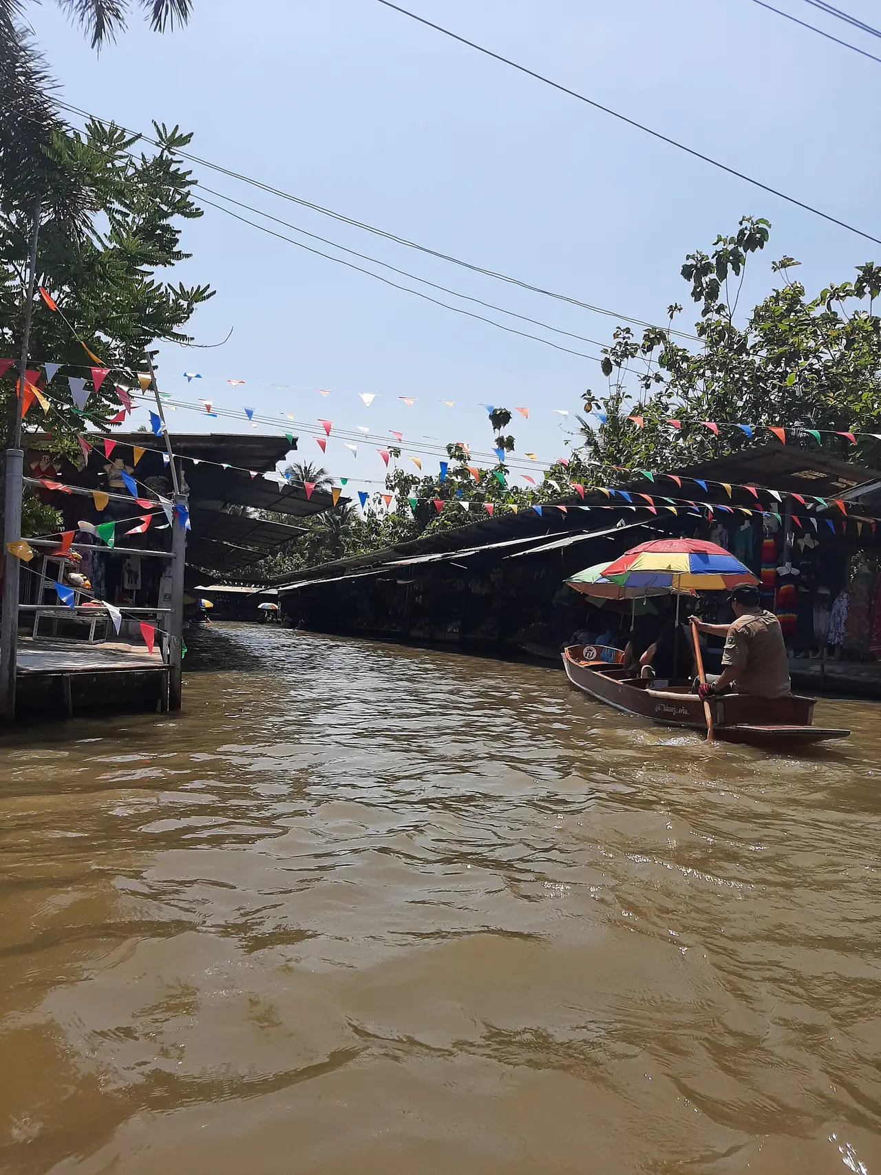 เรือพายในคลองของตลาดน้ำดำเนินสะดวก ปี 2024 ภาพของ Welcome to Thailand จาก Wikimedia Commons ใบอนุญาต CC0