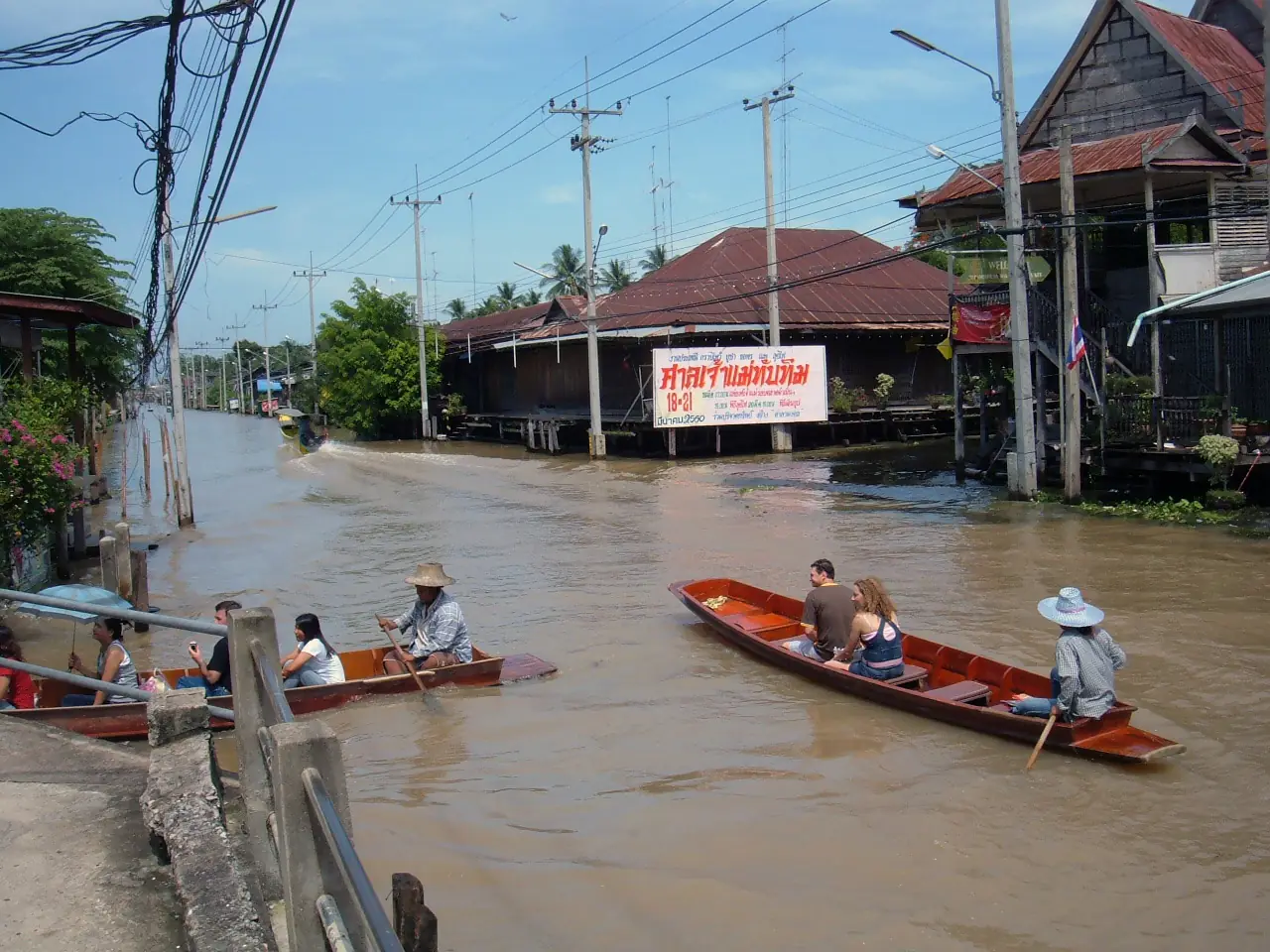 เรือจอดริมคลองนอกตลาดน้ำดำเนินสะดวก ภาพของ BrokenSphere จาก Wikimedia Commons ใบอนุญาต CC BY 3.0
