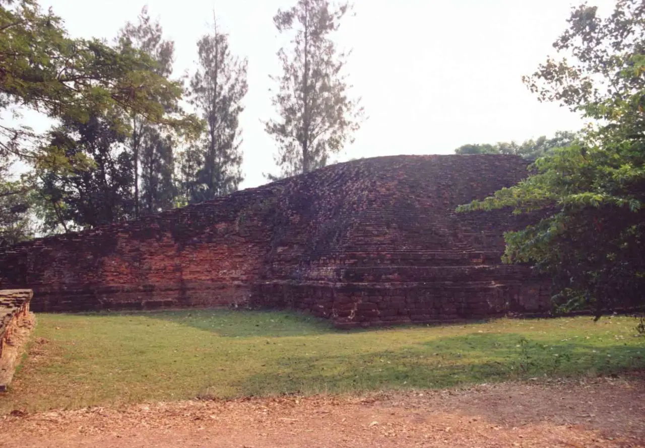 ซากสถูปสมัยทวารวดีที่คูบัว ภาพของ Ahoerstemeier จาก Wikimedia Commons ใบอนุญาต CC BY-SA 3.0