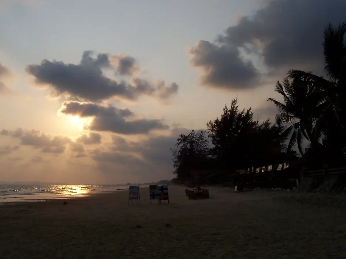 ภาพประกอบ ระยอง: หาดแม่รำพึง สวนสน แหลมแม่พิมพ์ ระยอง เทียบหาดใกล้บ้านเพ
