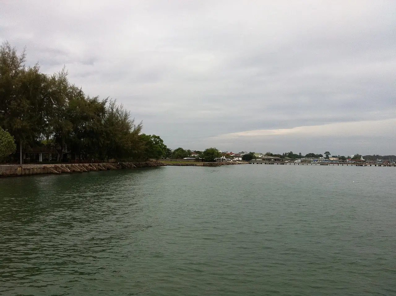 ทะเลสงบและแนวสนที่ตำบลเพ จังหวัดระยอง ภาพถ่ายจาก Wikimedia Commons