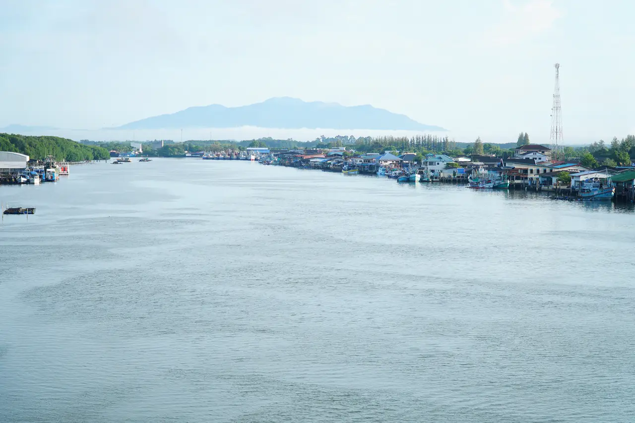 แม่น้ำประแสร์และหมู่บ้านริมน้ำ หนึ่งในทางลงเรือที่แหล่งข้อมูลกล่าวถึง ภาพถ่ายจาก Wikimedia Commons