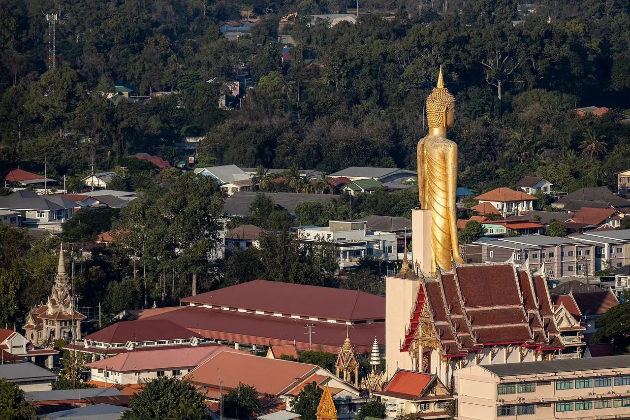 ภาพร้อยเอ็ด: เมืองกลางอีสานที่มีบึงกลางเมือง พระพุทธรูปองค์ใหญ่ และเจดีย์สีขาวทองบนเขา