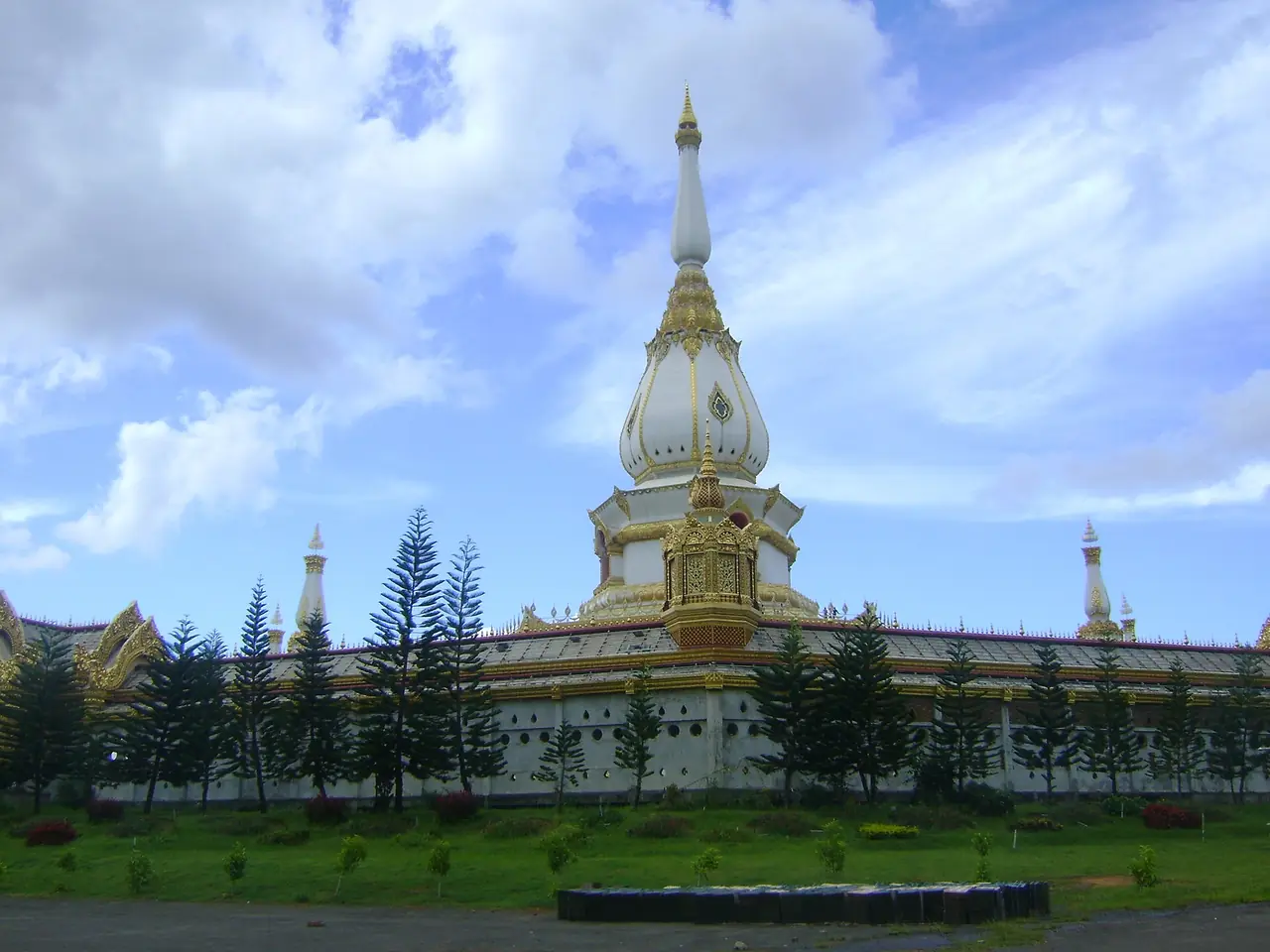 พระมหาเจดีย์ชัยมงคล อำเภอหนองพอก ฐานสีขาวและเจดีย์ทรงระฆังสีทอง