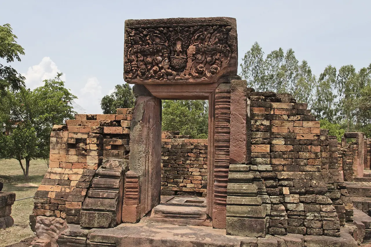 ทับหลังและประตูศิลาแลงของกู่กาสิงห์ ปราสาทขอมในเขตเกษตรวิสัย