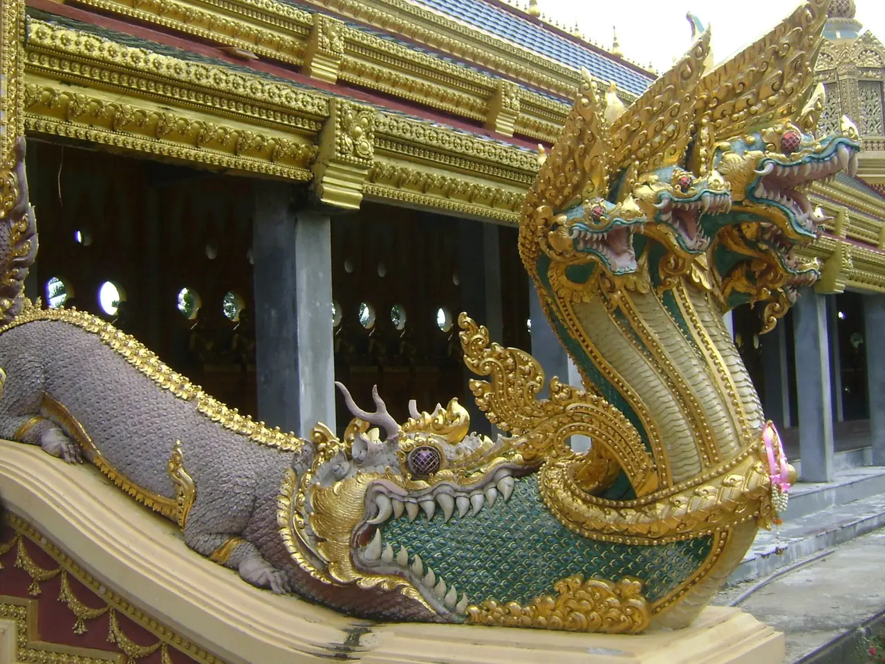 พญานาคหลายเศียรบนราวบันไดที่พระมหาเจดีย์ชัยมงคล