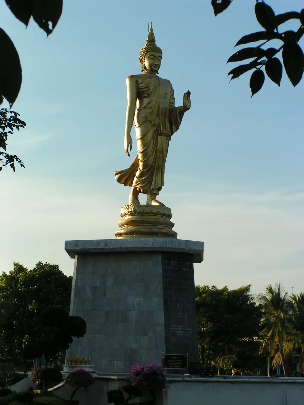 พระพุทธรูปในเมืองร้อยเอ็ด ภาพของ lemoncat1 จาก Wikimedia Commons ใบอนุญาต CC BY-SA 2.0 Commons ระบุชื่อภาพ Phra Phut Tho Dom Mongkhon Satsada Siri Phatthana, Roi Et ไม่ระบุว่าอยู่ที่วัดใด ใช้เป็นภาพประกอบ