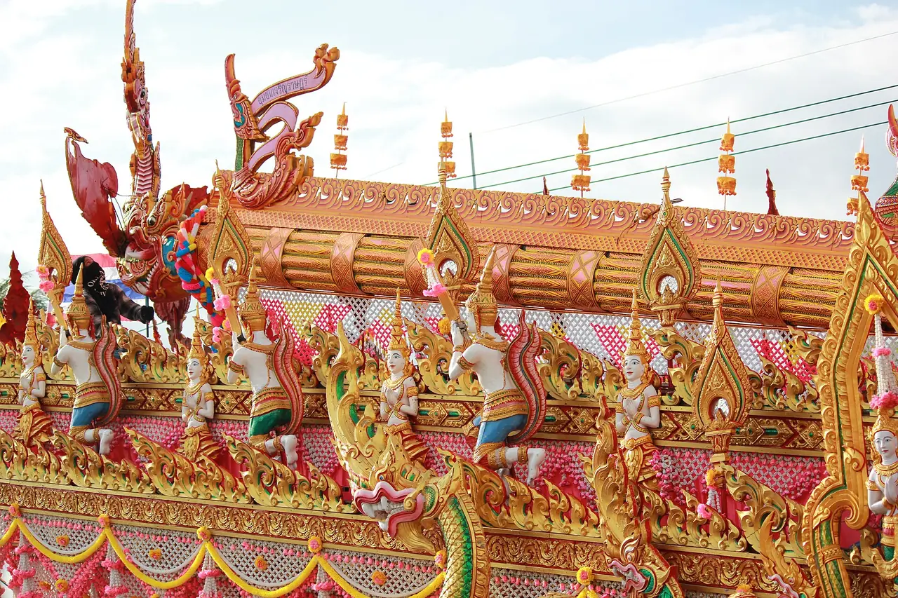 บั้งไฟลายศรีภูมิ ภาพของ Pleamir จาก Wikimedia Commons ใบอนุญาต CC BY-SA 4.0 Commons ระบุว่าเป็นบั้งไฟลายศรีภูมิ ตัวบั้งไฟโดยช่างจากอำเภอสุวรรณภูมิ