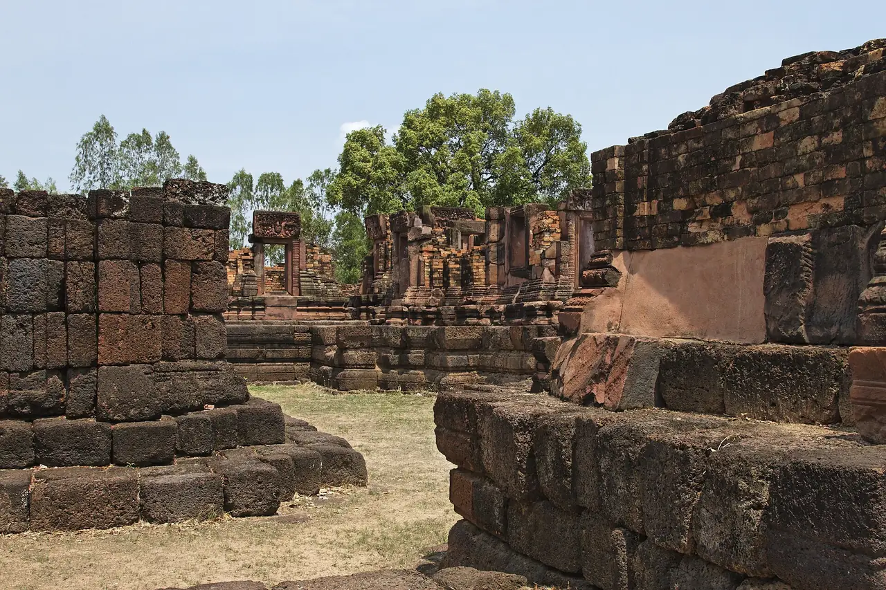 กู่กาสิงห์ ภาพของ Ddalbiez จาก Wikimedia Commons ใบอนุญาต CC BY 3.0 Commons ระบุว่าเป็นซากปราสาทขอมในจังหวัดร้อยเอ็ด