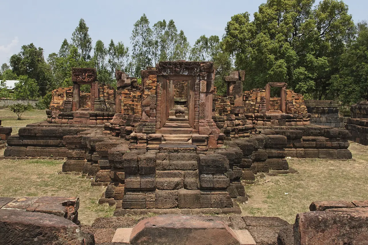 กู่กาสิงห์ ภาพของ Ddalbiez จาก Wikimedia Commons ใบอนุญาต CC BY 3.0 Commons ระบุเพียงว่าเป็นซากปราสาทขอมในจังหวัดร้อยเอ็ด
