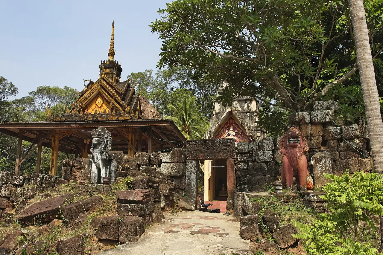 กู่พระโกนา ภาพของ Ddalbiez จาก Wikimedia Commons ใบอนุญาต CC BY 3.0 Commons ระบุว่าเป็นวัดขอมในจังหวัดร้อยเอ็ด