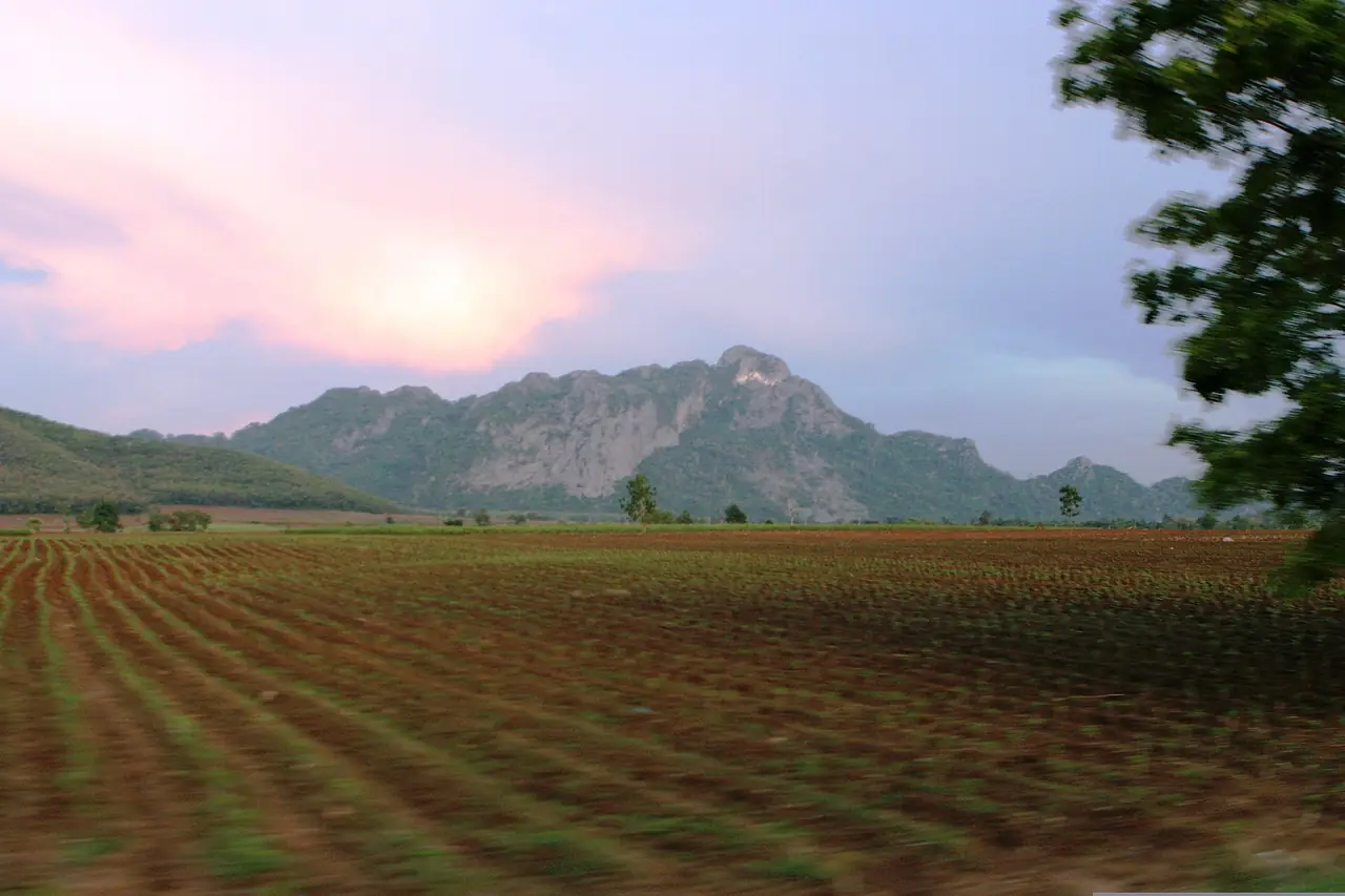 ทุ่งไร่และเทือกเขาในจังหวัดสระแก้ว