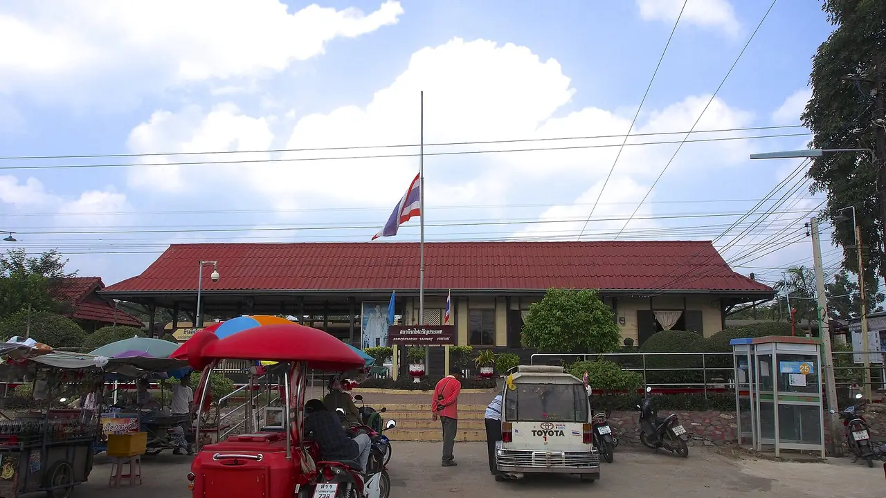สถานีรถไฟอรัญประเทศ คำอธิบายบนคอมมอนส์ (ไม่ระบุปี) ว่านั่งตุ๊กตุ๊กจากสถานีไปชายแดนราว 10 นาที และค่ารถไฟ 48 บาท ภาพของ Clay Gilliland จาก Wikimedia Commons ใบอนุญาต CC BY-SA 2.0