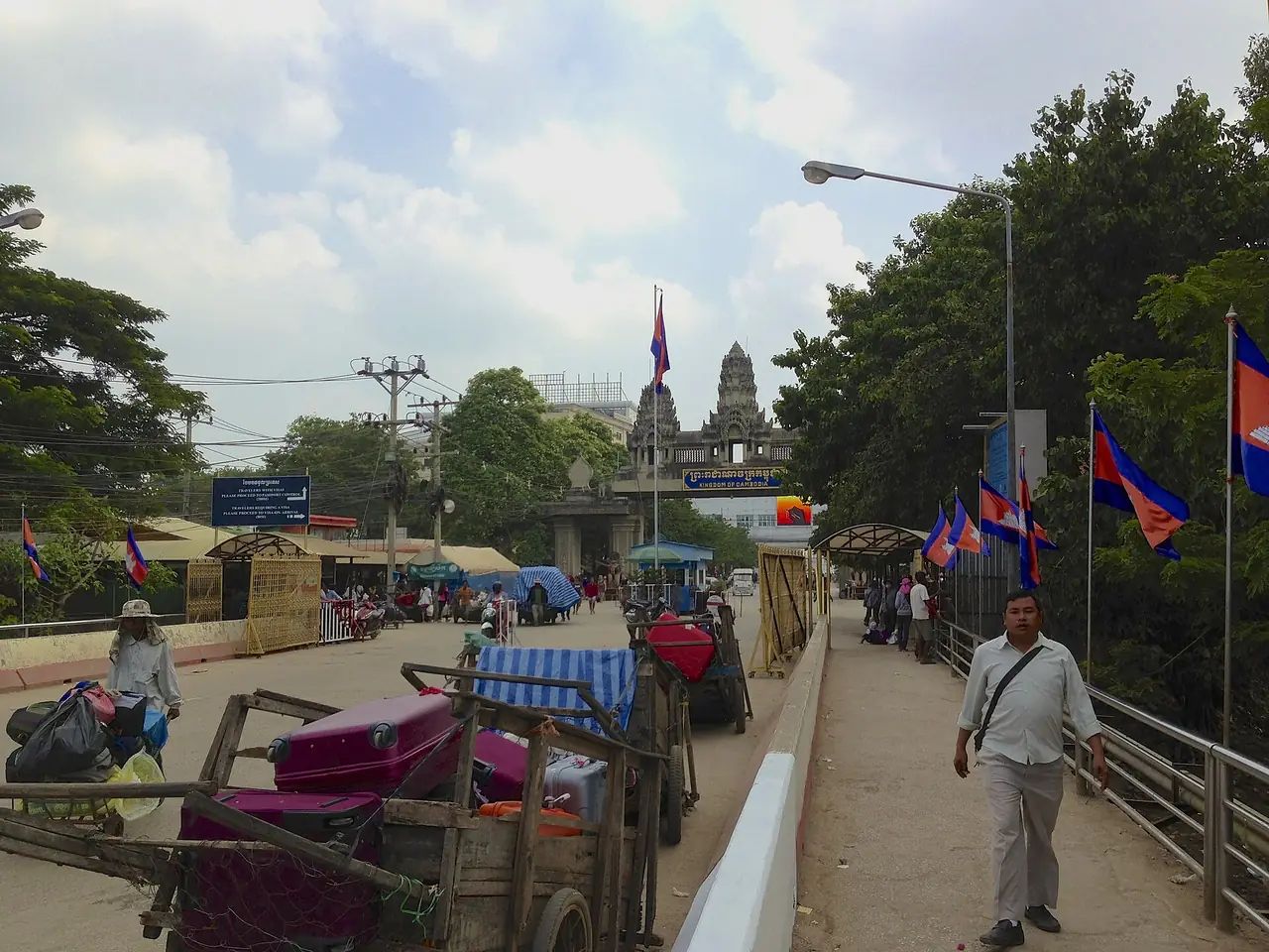 ด่านชายแดนไทยที่อรัญประเทศ ภาพของ Clay Gilliland จาก Wikimedia Commons ใบอนุญาต CC BY-SA 2.0 คอมมอนส์ไม่ระบุปีที่ถ่ายในคำอธิบาย