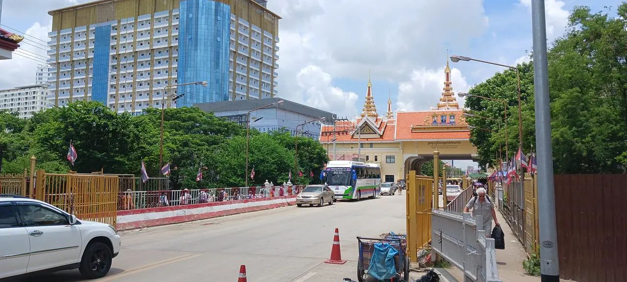 สะพานข้ามพรมแดนไทย-กัมพูชาที่อรัญประเทศ/ปอยเปต ภาพของ Σρτ จาก Wikimedia Commons ใบอนุญาต CC BY-SA 4.0