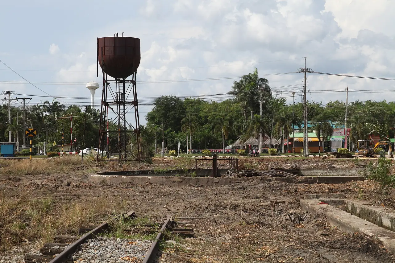 แท่นหมุนหัวรถจักรและหอถังน้ำที่สถานีรถไฟอรัญประเทศ ตามคำอธิบายภาพภาษาญี่ปุ่นในคอมมอนส์ ภาพของ シャムネコ จาก Wikimedia Commons ใบอนุญาต CC BY-SA 3.0