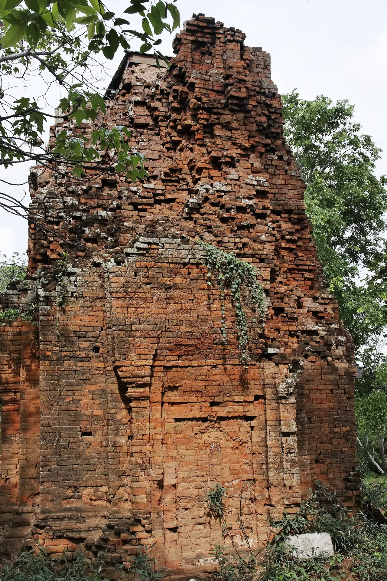 ปราสาทเขาลอน ประเทศไทย ภาพของ Ddalbiez จาก Wikimedia Commons ใบอนุญาต CC BY-SA 3.0