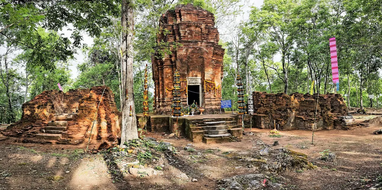 ปราสาทเขาน้อยสีชมพู ประเทศไทย ภาพของ Ddalbiez จาก Wikimedia Commons ใบอนุญาต CC BY-SA 3.0
