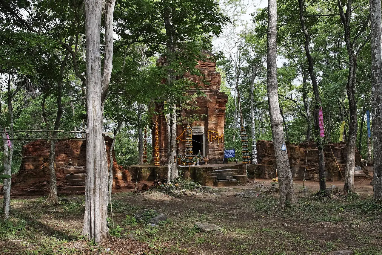 ปราสาทเขาน้อยสีชมพู ประเทศไทย ภาพของ Ddalbiez จาก Wikimedia Commons ใบอนุญาต CC BY-SA 3.0