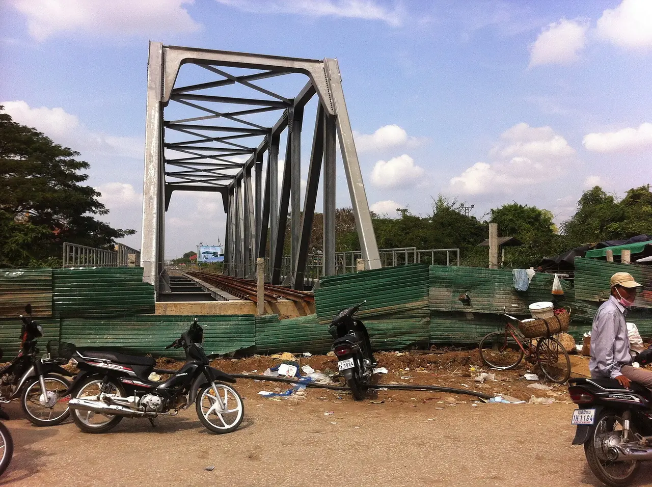 สะพานรถไฟคลองลึกที่นำรถไฟสายตะวันออกไปปอยเปต ปลายรางอยู่ฝั่งกัมพูชา ณ เดือนมกราคม 2559 ตามคำอธิบายคอมมอนส์ ภาพของ Teeschmid ใบอนุญาต CC BY-SA 4.0 จาก Wikimedia Commons