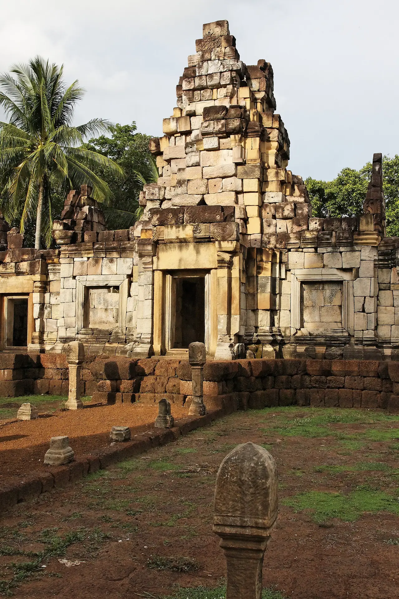 ปราสาทสด๊กก๊อกธม ประเทศไทย ภาพของ Ddalbiez จาก Wikimedia Commons ใบอนุญาต CC BY-SA 3.0