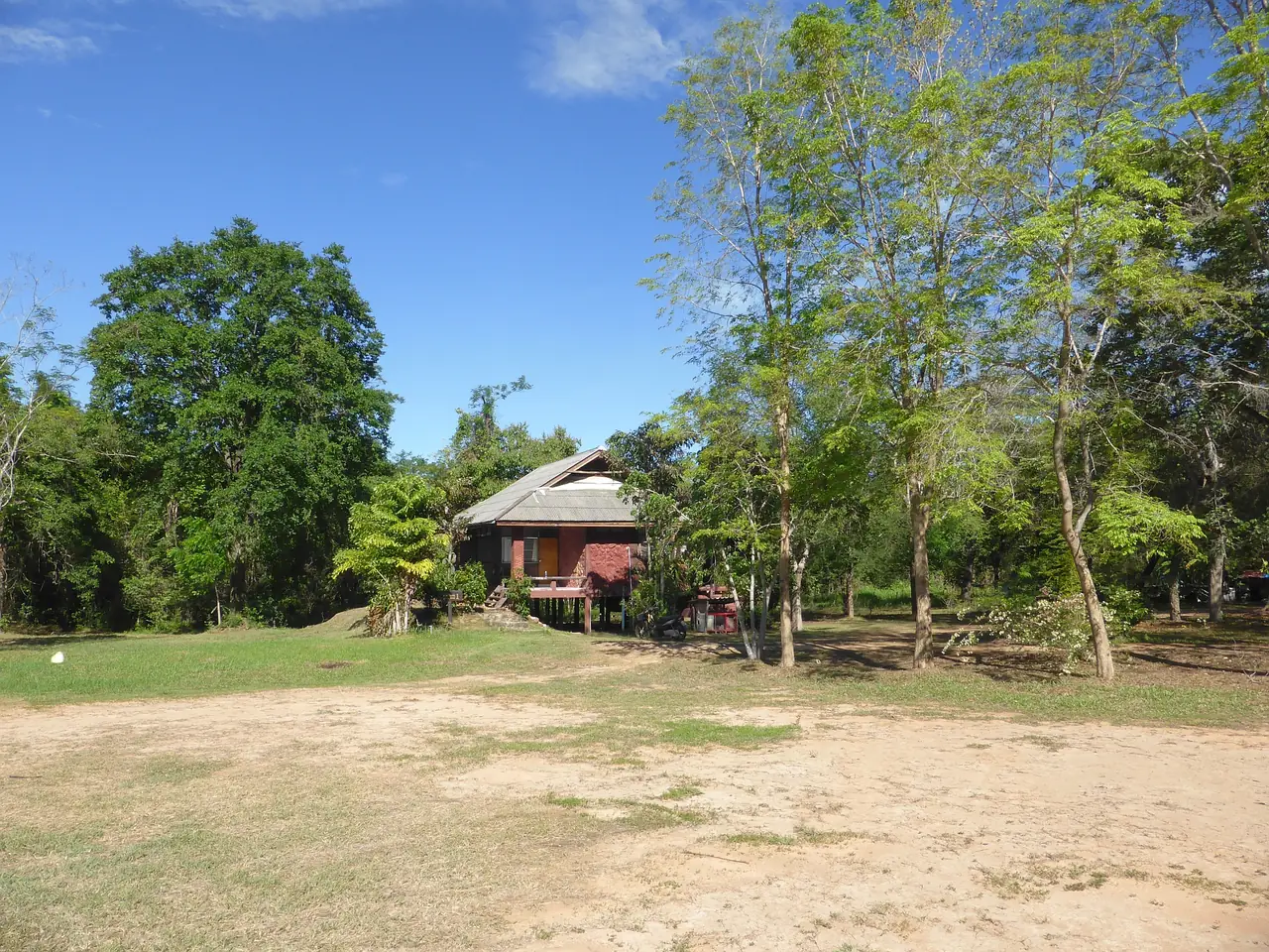 ป่าในอุทยานแห่งชาติตาพระยา คอมมอนส์ระบุว่าอยู่ในเขตจังหวัดบุรีรัมย์และสระแก้ว ถ่ายวันที่ 18 มิ.ย. 2559 ภาพของ Joachim Lutz จาก Wikimedia Commons ใบอนุญาต CC BY-SA 4.0