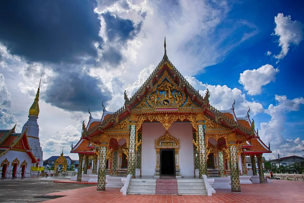 ภาพสกลนคร: เมืองพระธาตุริมหนองหาร มีภูเขา วัดป่า ปราสาทขอมเก่า และหมู่บ้านคริสต์ใหญ่ที่สุดของไทย