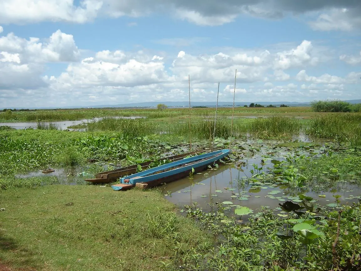 เรือไม้จอดริมฝั่งหนองหารในย่านท่าแร่