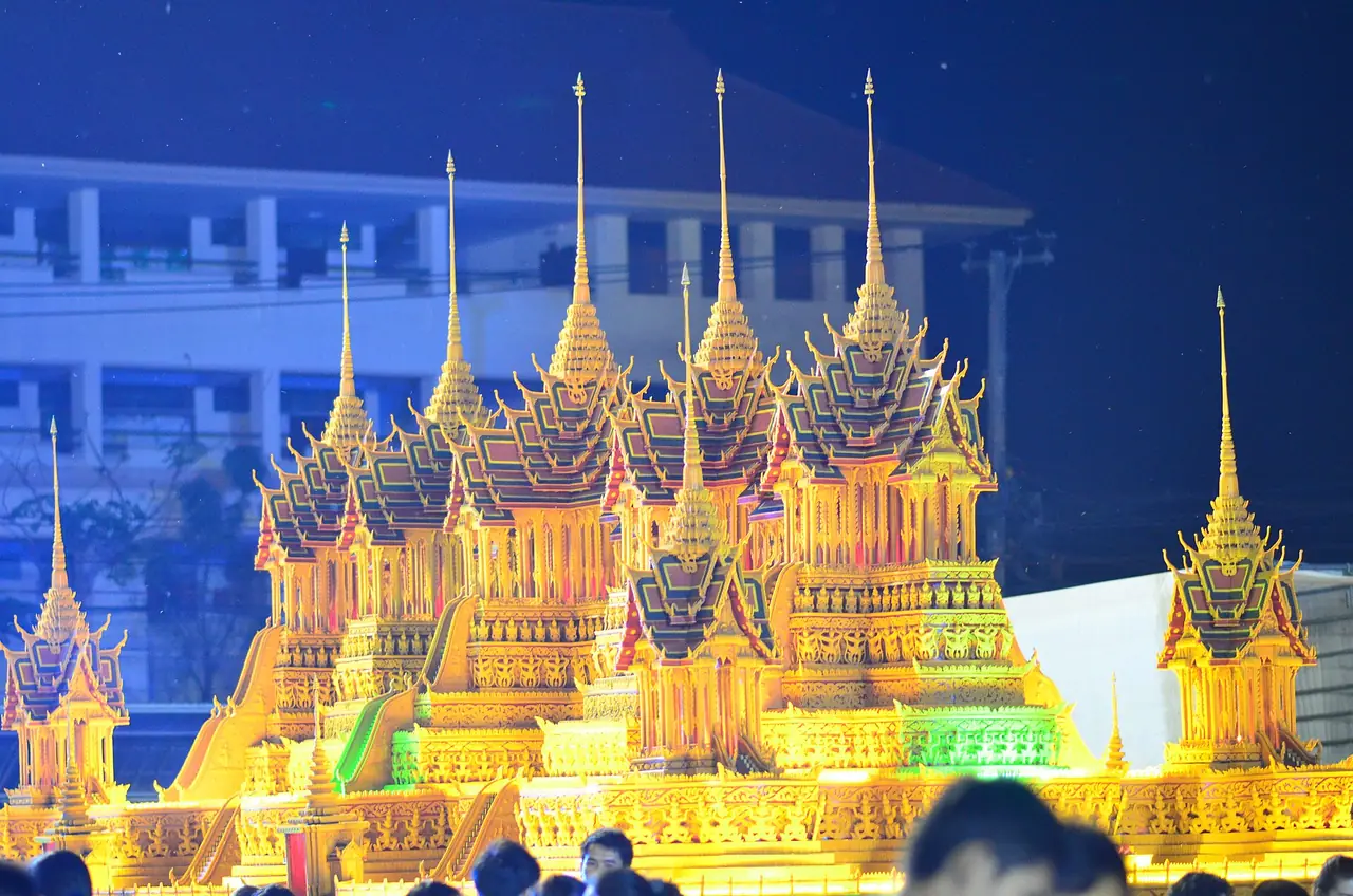 ปราสาทผึ้งยามค่ำ ประดับไฟทองจากงานประเพณีของสกลนคร