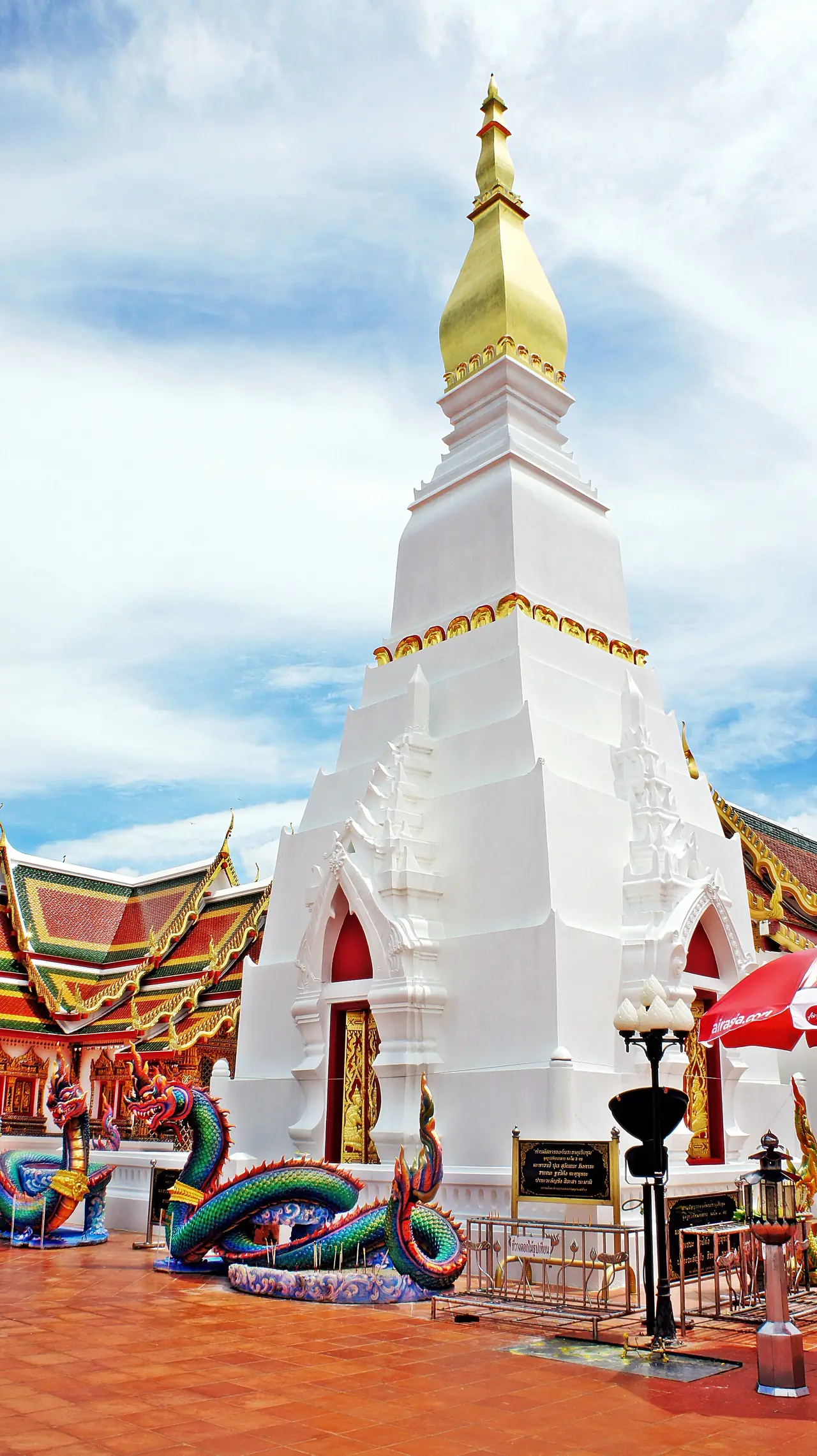 วัดพระธาตุเชิงชุมวรวิหาร ภาพของ Benzpoosomya จาก Wikimedia Commons ใบอนุญาต CC BY-SA 3.0 Commons ระบุเพียงว่าเป็นภาพโบราณสถานในประเทศไทย