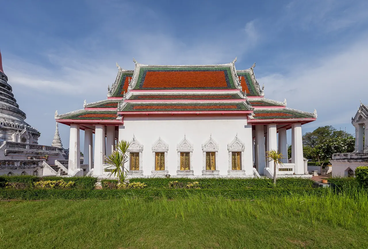 Ordination hall beside the chedi at Wat Phra Samut Chedi